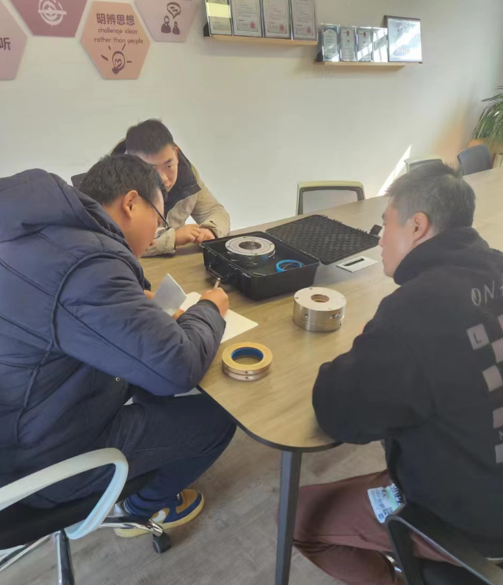 混合機客戶邀約上門，對旋轉軸封進行技術交流