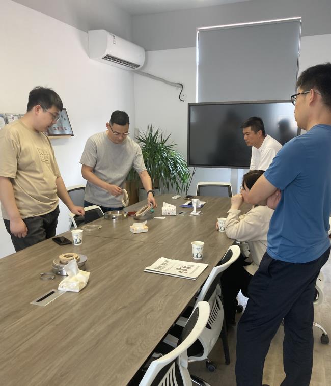 青島客戶考察江蘇博立飛旋轉(zhuǎn)軸封，致力于開發(fā)更先進(jìn)的···